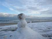 Am Ostseestrand von Klpinsee stehen die ersten (kleinen) Schneemnner.