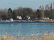 Schon fast zugefroren: Die Rieck, ein Arm des Achterwassers, an der schmalsten Stelle der Insel Usedom.