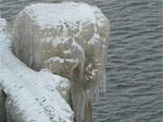 Auch die Seebrücke von Koserow ist mit einem dicken Eispanzer bedeckt.