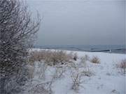 Tief verschneit ist der Ostseestrand zwischen dem Bernsteinbad Ückeritz und dem Ostseebad Bansin.