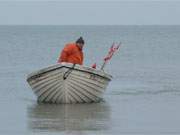 Noch ist die Ostsee nicht gefroren: Heimkehr vom Fischfang an den Strand von Kölpinsee.