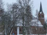 Tief verschneit steht die Krumminer Kirche nahe am Hafen der kleinen Usedomer Gemeinde.