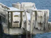 Eisgardinen: Anleger an der Seebrcke des Usedomer Ostseebades Bansin.