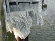 Verzopft: Verdrehte Eiszapfen hängen an der Seebrücke des Ostseebades Bansin.