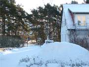 Anfang Dezember hohe Schneeberge: Der Steinbock-Ferienhof auf Usedom.