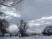 Dunkle Schneewolken ber Usedom: Die Halbinsel Gnitz bei Ltow.