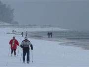Wintersport-Insel Usedom: Ski-Langlauf am Ostseestrand zwischen Klpinsee und Koserow.