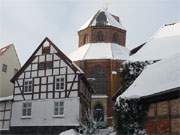 Winterlich geschmckt: Die historische Altstadt von Wolgast mit der Kirche Sankt Petri.