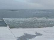 Usedom im Winterurlaub: Die gefrorene Ostsee am Strand von Stubbenfelde.