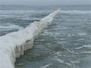 Arktische Impressionen: Am Ostseestrand von Stubbenfelde erstreckt sich eine weite Eisflche.