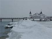 Zusammengeschoben: Eisberge an der Seebrcke des Ostseebades Ahlbeck auf Usedom.