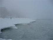 Usedom im Dezember: Seenebel und Eisberge am Ostseestrand von Klpinsee.