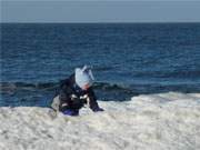 Kinderparadies Insel Usedom: Spiel auf den Eisbergen am Ostseestrand des Kaiserbades Bansin.