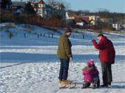 Schlittenfahren auf dem Ostseestrand von Bansin: Mit der Familie in den Winterurlaub auf Usedom.