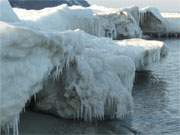 Unter den Eisbergen am Ostseestrand der Insel Usedom haben sich Hhlen gebildet.