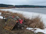 Winterpause: An der Melle nahe dem Bernsteinbad Loddin liegen Gertschaften der Fischer.