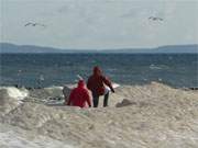 Klettern am Ostseestrand: Eisberge am Strand des Bernsteinbad ckeritz.