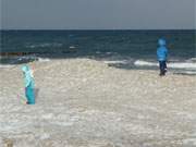 Spielplatz: Kinder erforschen die Eisberge am Strand des Seebades ckeritz auf Usedom.