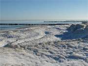 Aus unzhligen verbackenen Eisschollen bestehen die Eisberge am Strand des Bernsteinbades Zempin.