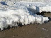 Tauwetter: Am Spsaum schmelzen die Eisberge am Ostseestrand von Zempin auf Usedom.