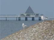 Immer noch finden sich am Strand des Ostseebades Heringsdorf Eisgebilde.