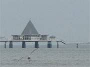 Seebrcke: Trbes Februarwetter am Ostseestrand von Heringsdorf.