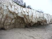 Wie ein Gletscher ragen die Eisgebilde ber den Splsaum der Ostsee.