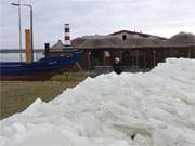 Einige Eisschollen sind in dem kleinen Imbiss auf der Mole von Kamminke angekommen.