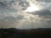 Wolken ber dem Peenestrom: Im Hintergrund liegt die Hafenstadt Wolgast.