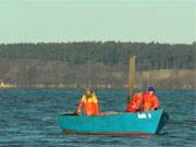 Harte Winterarbeit: Fischer steuern den kleinen Hafen von Warthe auf dem Lieper Winkel der Insel Usedom an.