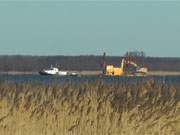 Auf dem Weg zur Arbeit: Nassbagger auf dem Peenestrom nahe des Lieper Winkels der Insel Usedom.