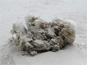 Erosion: Von Wind, Sand und Sonne geformt sind die Reste der Eisberge am Ostseestrand von Klpinsee.