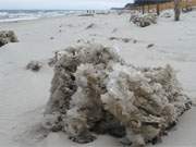 Kaum noch als Eis zu erkennen: Die Reste der Eisberge am Ostseestrand der Insel Usedom.