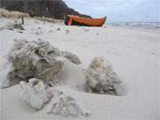 Amorphe, ausgehhlte Eisgebilde sind von den Eisbergen am Ostseestrand von Klpinsee geblieben.