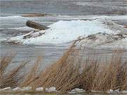 Pfosten im Eis: Eisgang auf dem Achterwasser nahe des Usedomer Bernsteinbades Loddin.