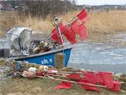 Bernsteinbad Loddin auf Usedom: Im Achterwasserhafen liegt ein Fischerboot.