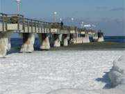 Mit weiten Hosenbeinen: Die Seebrcke des Ostseebades Koserow im Winter.