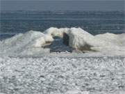 Brcke vor der Unendlichkeit: Eisformationen am Ostseestrand des Usedomer Kaiserbades Ahlbeck.