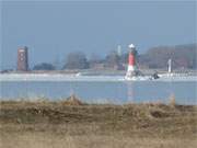 Hinter einer Eisbarriere: Der Hafen der Insel Ruden zwischen Messturm und Seezeichen.