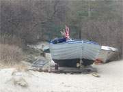 Fischerboot in den Dnen: Am Strand des Ostseebades Zinnowitz.