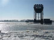 Im Eis: Die Ruine der Eisenbahnhubbrcke bei Karnin.