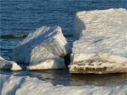 Eisberg bricht: Die Brandung erodiert die Eisberge am Ostseestrand der Insel Usedom.