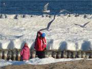 Abendspaziergang zwischen Eisbergen: Der Ostseestrand des Loddiner Ortsteiles Stubbenfelde.