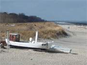 Fischerboot am Ostseestrand von Usedom: Winteridyll bei Koserow.