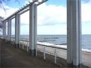 Blick auf die Seebrcke: Strandpromenade des Ostseebades Koserow.