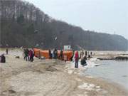Sonntagnachmittag am Ostseestrand von Klpinsee: Strandbesucher und Eis.