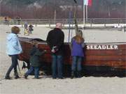 "Seeadler": Ein Fischerboot am Ostseestrand von Ahlbeck im Osten Usedoms.