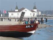 Verschiedene Wahrzeichen Usedoms: Fischerboot, Strandspaziergnger, Seebrcke von Ahlbeck.