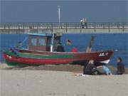 Vor dem Hintergrund der Seebrcke von Heringsdorf: Fischerboote in Ahlbeck auf Usedom.