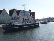 Museumsschiff: Dampffhre "Stralsund" vor der Speicherstadt von Wolgast.